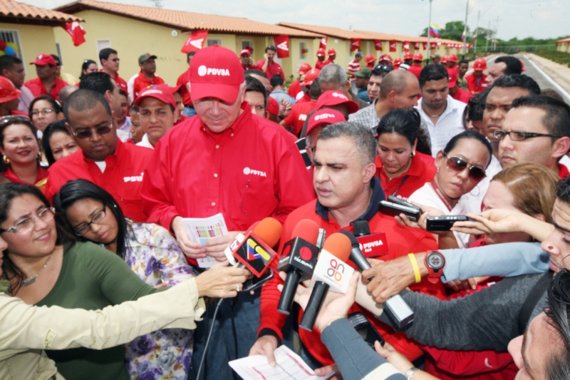 Ministro Ramírez y Gobernador Tarek entregaron 56 viviendas en Anaco