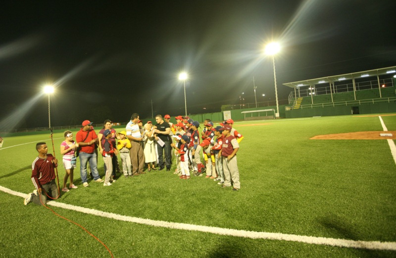 Tarek inauguró estadio de beisbol “Toquita Mejías”