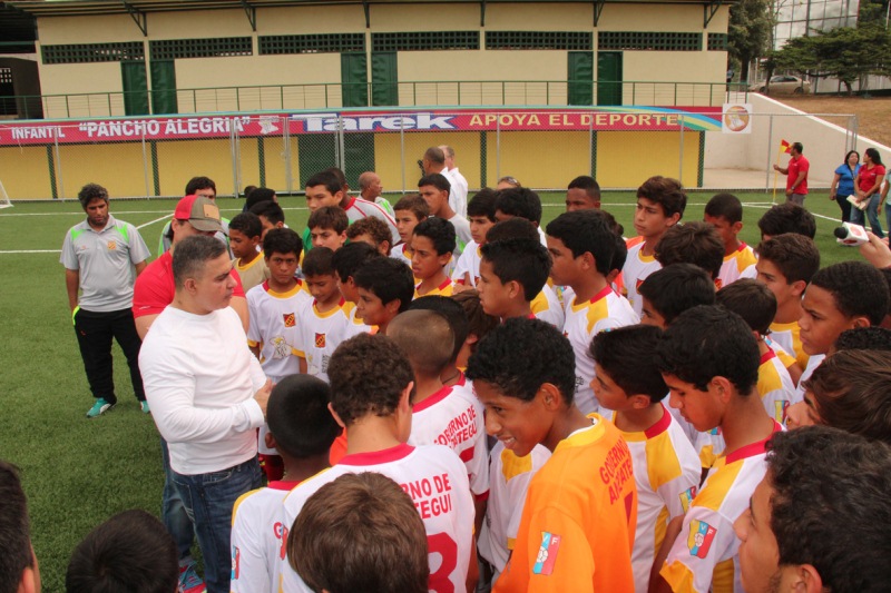 Tarek inauguró campo  de fútbol  “Pancho Alegría”