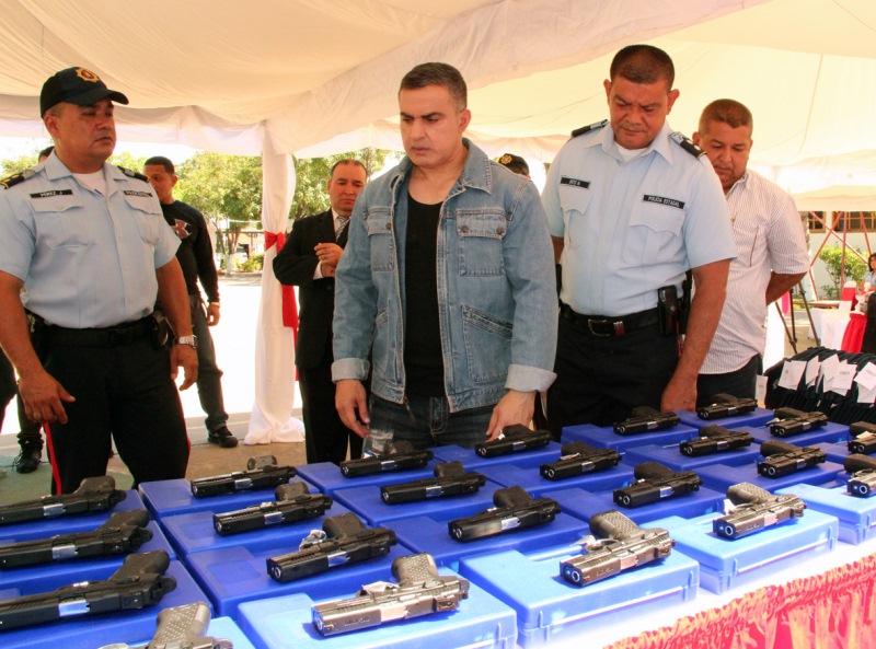 Gobernador Tarek dotó de armamento y uniformes a PoliAnzoátegui